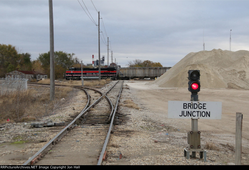 IAIS 513rolls across Bridge Junction on the TZPR